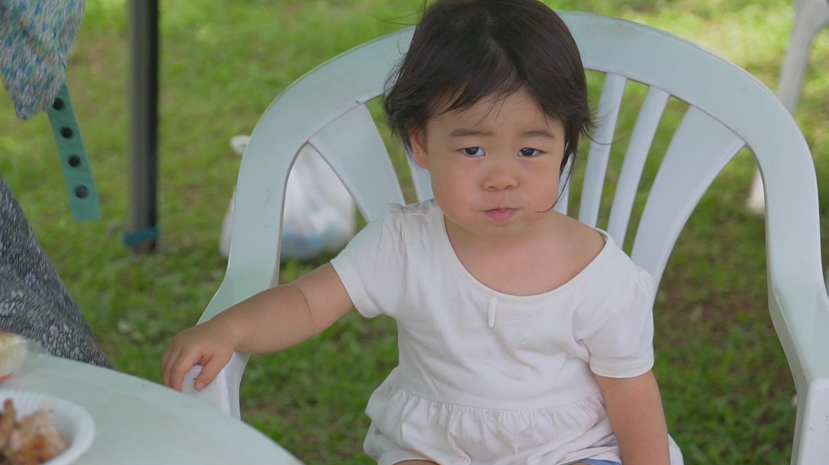 屋外で過ごす幼い子ども