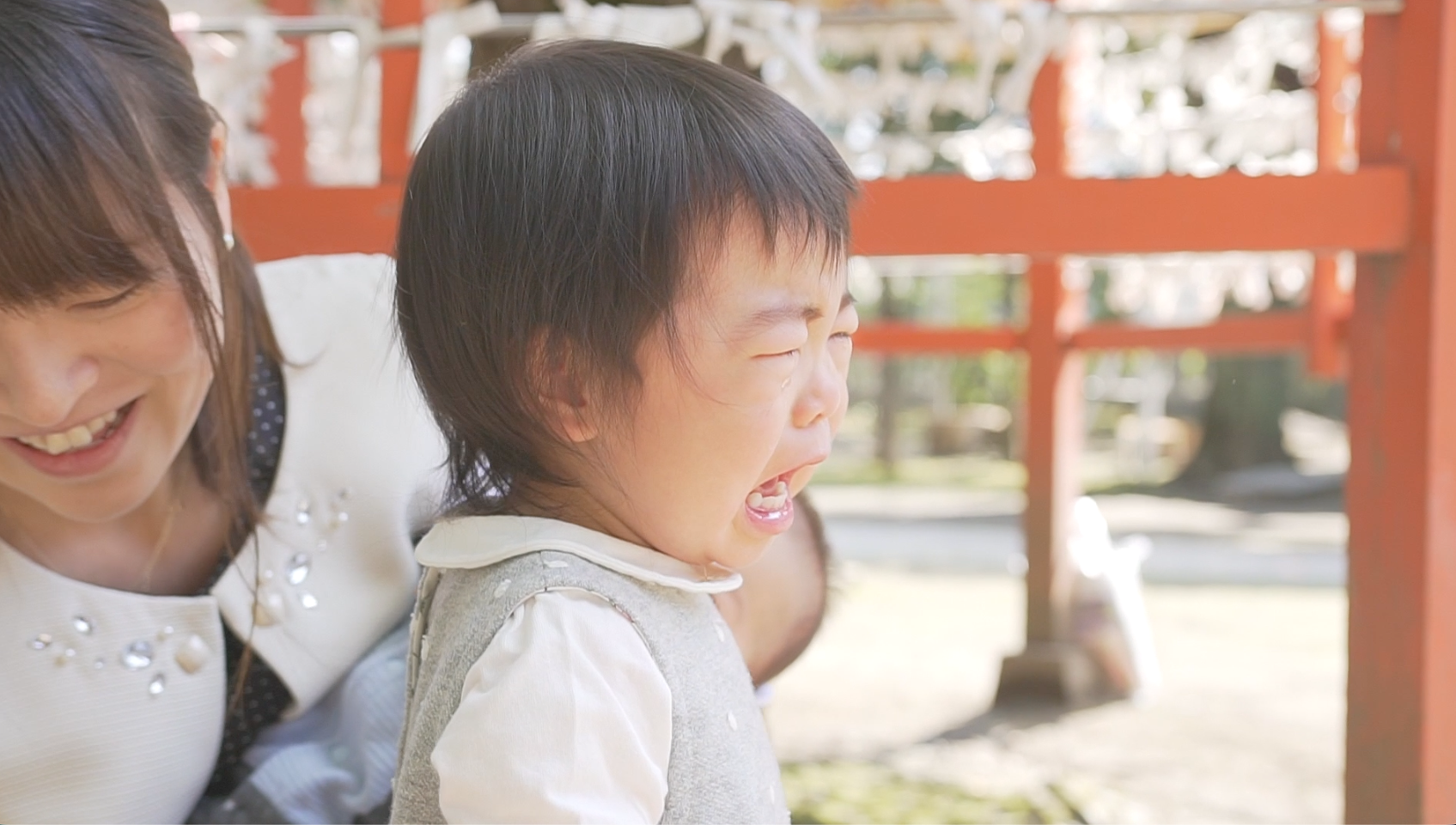 家族と笑い合う幼い子ども